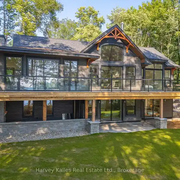 IMPRESSIVE CUSTOM-BUILT COTTAGE