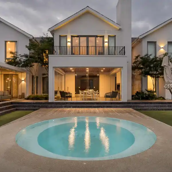 SPECTACULAR LAKESIDE HOME