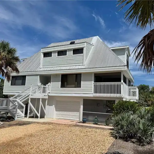ELEVATED BEACH-CLOSE POOL HOME