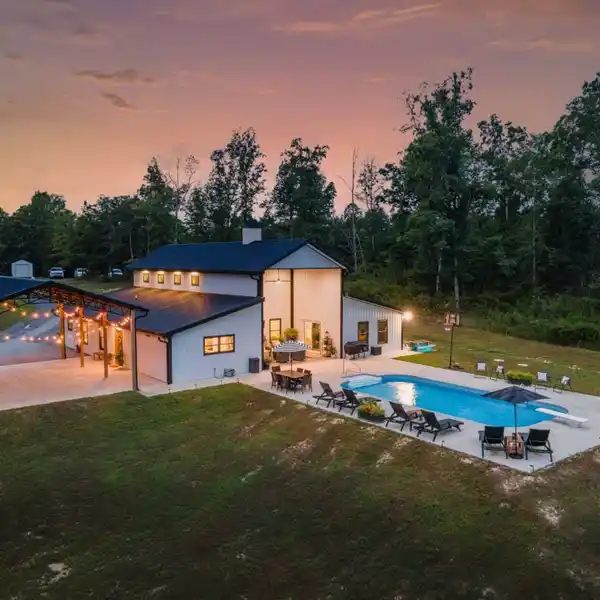 PRIVATE 108-ACRE FARMHOUSE WITH SALTWATER POOL