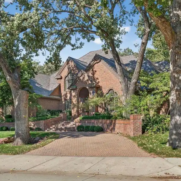 ARCHITECTURAL MASTERPIECE NESTLED IN A PRIVATE WOODLAND