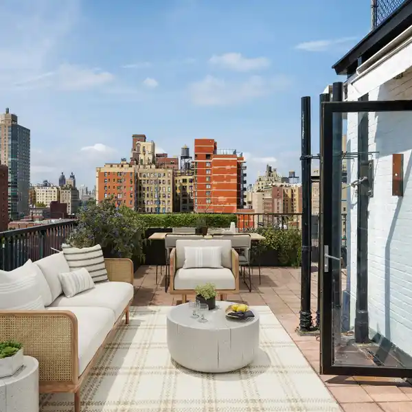 DUPLEX HOME WITH AN INCREDIBLE TERRACE