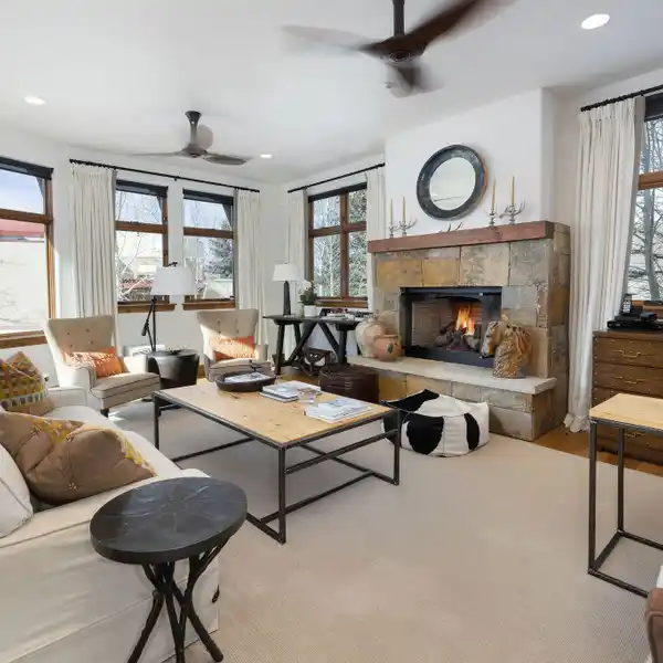 PRIVATE TOWNHOME WITH EXPANSIVE MOUNTAIN VIEWS
