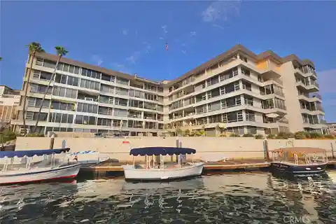 Premier Bay-Front Residence in Exclusive Channel Reef