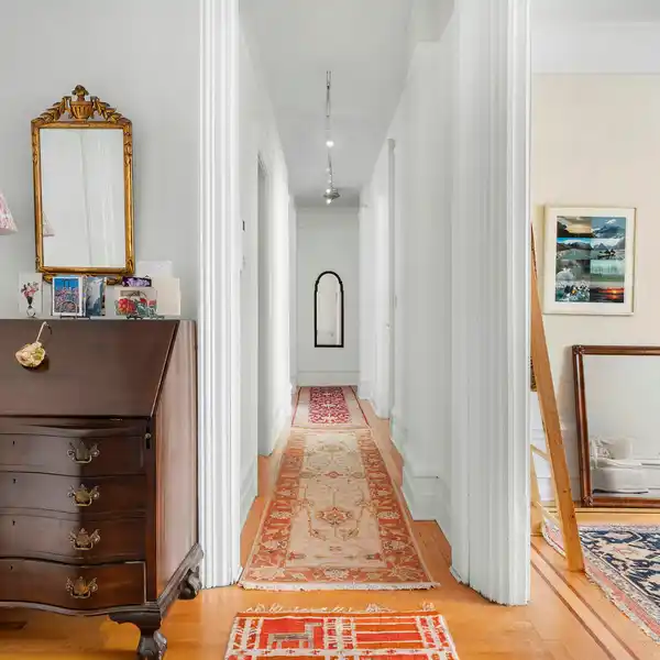 MERRY AND BRIGHT APARTMENT
