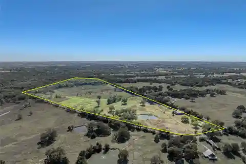 Expansive Acreage with Versatile Barndominium Retreat