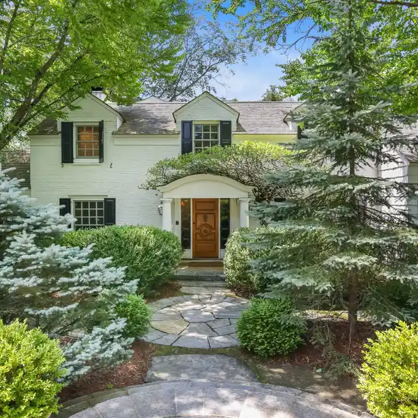 COMFORT AND PRIVACY ONE HOUR FROM NEW YORK CITY