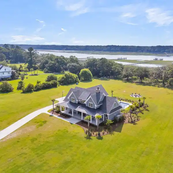 CASUAL WATERFRONT LUXURY