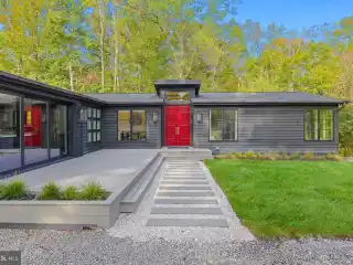 Luxurious Sanctuary with Unrivaled Lakefront Elegance