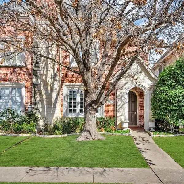 BEAUTIFUL UNIVERSITY PARK SINGLE-FAMILY ATTACHED HOME