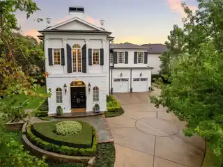 Federal-style Home with Timeless Elegance