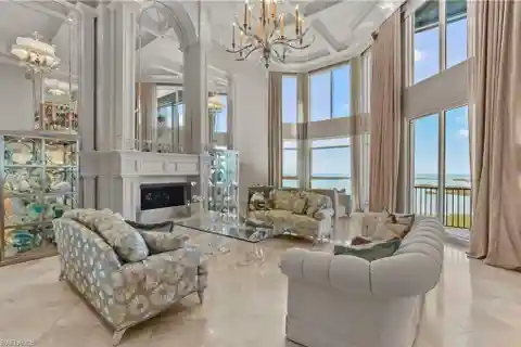 Luxurious Two-story Penthouse with Sweeping Views