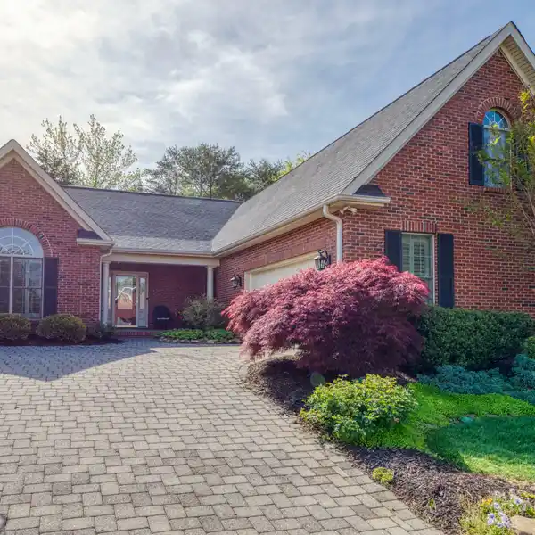 ALL-BRICK RANCH STYLE HOME IN BAYOU BEND