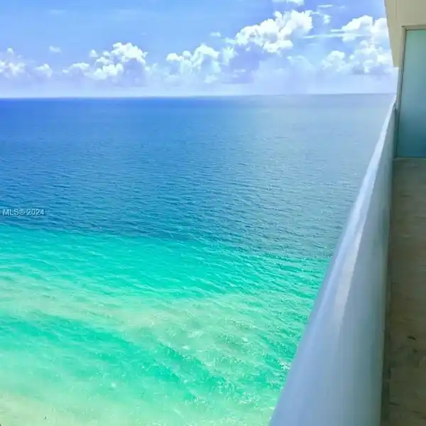 HIGH-FLOOR UNIT WITH BREATHTAKING OCEAN VIEWS