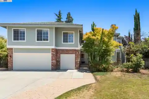 Spacious and Versatile Home with a Private Townhouse-Style Unit