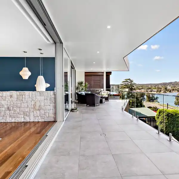 A SOPHISTICATED AND LUXURIOUS LIFESTYLE ON COVETED BERKELEY STREET