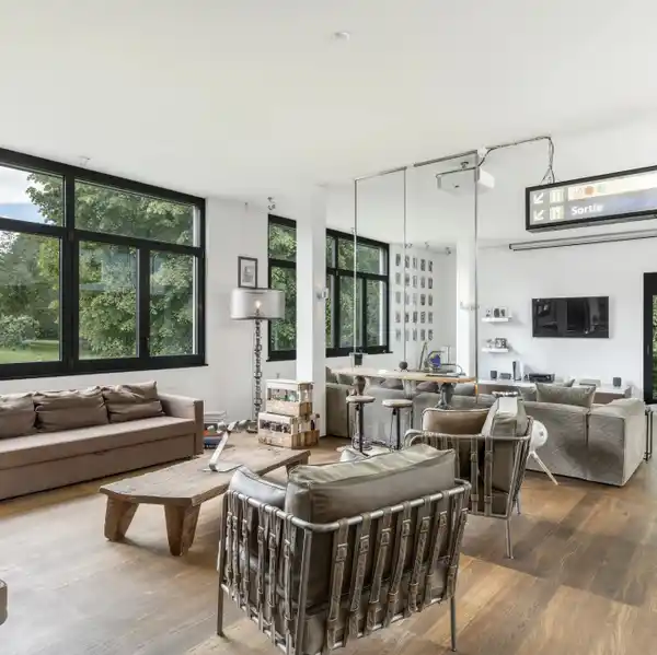 STUNNING DUPLEX WITH CATHEDRAL CEILINGS