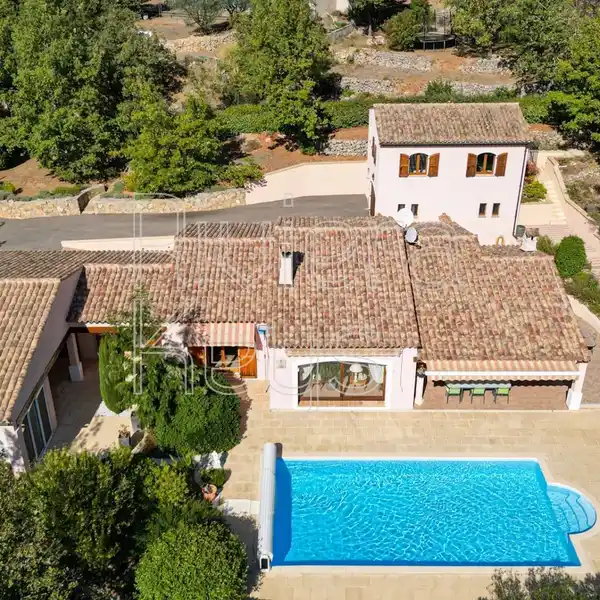 ELEGANT PROPERTY IN A PEACEFUL ELEVATED SETTING