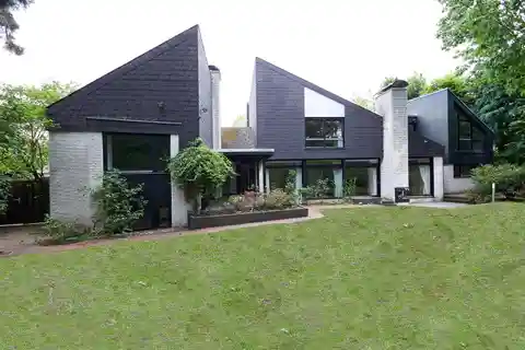 Architect-Designed House with Flexible Usage Options in Hannover-Kirchrode