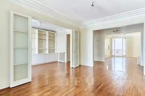 Bright and Peaceful Apartment in an Art Deco Building