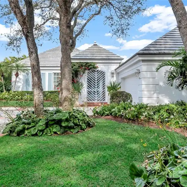 FRESHLY UPDATED COURTYARD HOME IN JOHN'S ISLAND