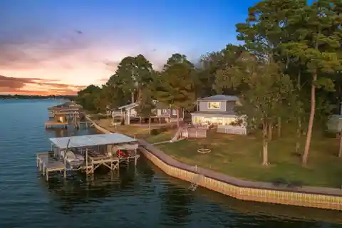 Where Every Detail Embodies Lakeside Luxury