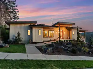 Modern Smart Home on the Bluff