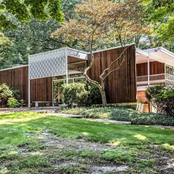 MID-CENTURY MODERN ARCHITECTURAL GEM