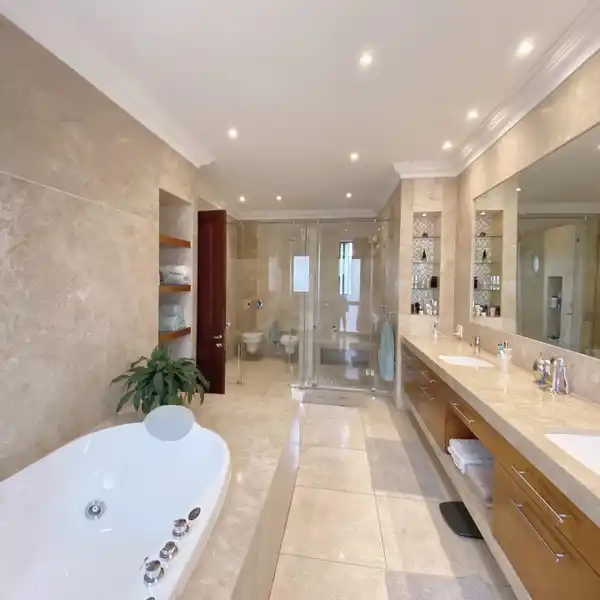 SOPHISTICATED ESTATE WITH SPARKLING POOL RETREAT