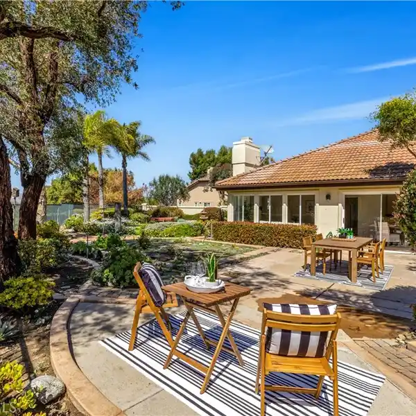 EXCEPTIONAL SINGLE-LEVEL CONDO