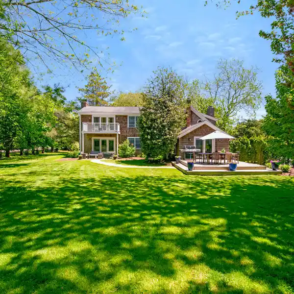 COMFORTABLE SOUTHAMPTON VILLAGE FARMHOUSE STYLE HOME