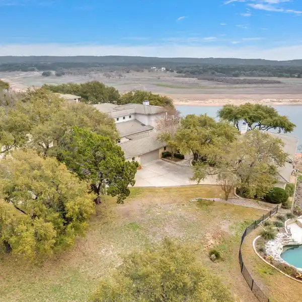 PENINSULA VILLA WITH PANORAMIC LAKE VIEWS