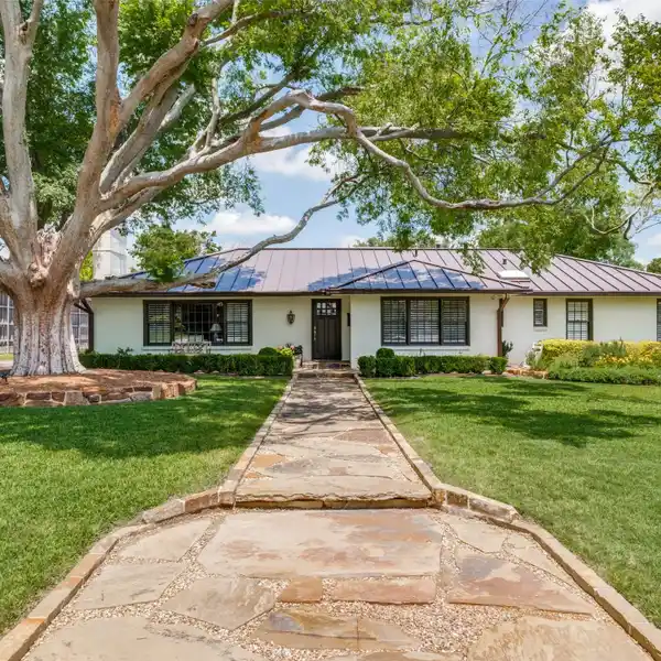 MID-CENTURY STUNNER IN THE GOLDEN CORRIDOR