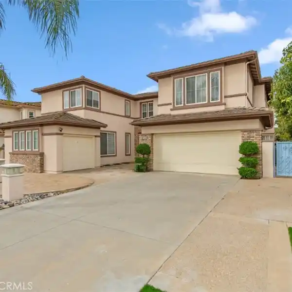 EXCLUSIVE DIAMOND CREST RESIDENCE WITH PRIVATE BACKYARD