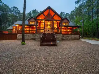 Adventure and Comfort Combined in Stunning Cabin