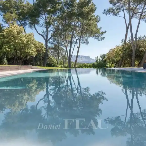 LUXURY CONTEMPORARY HOME IN A PEACEFUL SETTING
