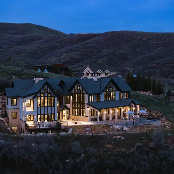THE BEST OF MOUNTAIN LIVING ON THE HILLSIDE OF EMIGRATION CANYON