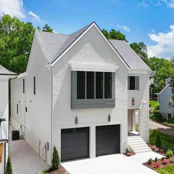 MODERN FARMHOUSE IN OAK HILL