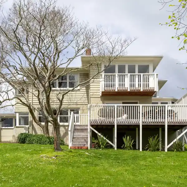 WONDERFULLY SPACIOUS SOLID BRICK AND WEATHERBOARD 1960'S GEM