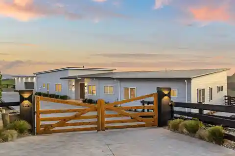 Luxurious Residence on Generous Rolling Farmland