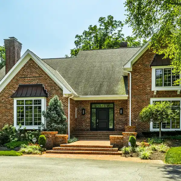DISTINGUISHED RESIDENCE IN PEACEFUL LAURELWOOD