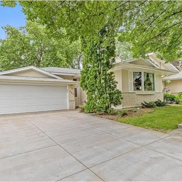 LAKEFRONT RETREAT IN PRIME LOCATION