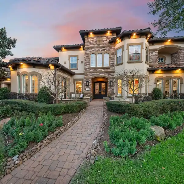 MAJESTIC LIVING IN WATERSIDE OF RIVERSTONE