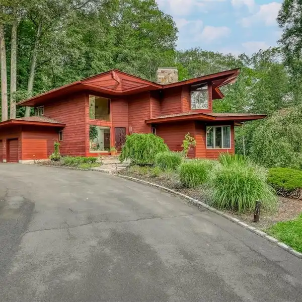 FRANK LLOYD WRIGHT-INSPIRED MID-CENTURY MODERN HOME