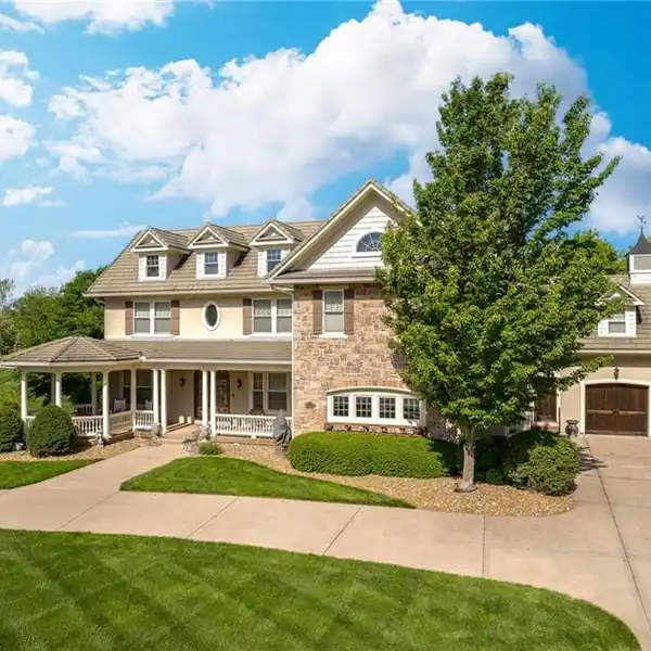 HAMPTON STYLE CUSTOM ESTATE HOME IN THE NATIONAL GOLF CLUB OF KANSAS CITY