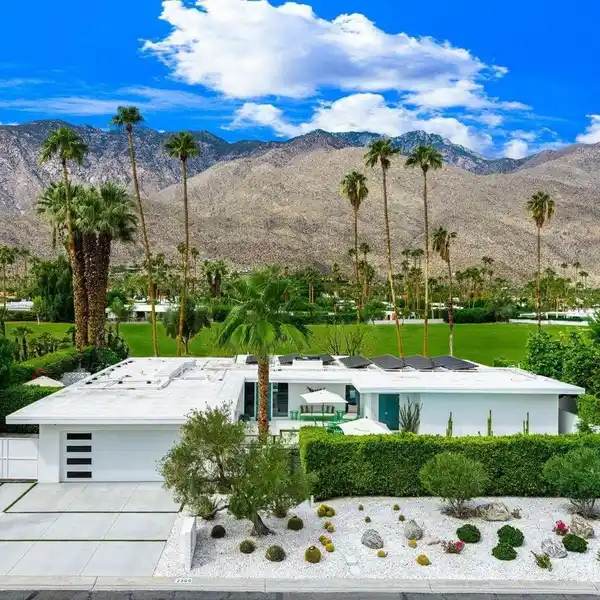 MIDCENTURY RESIDENCE ON THE 17TH FAIRWAY