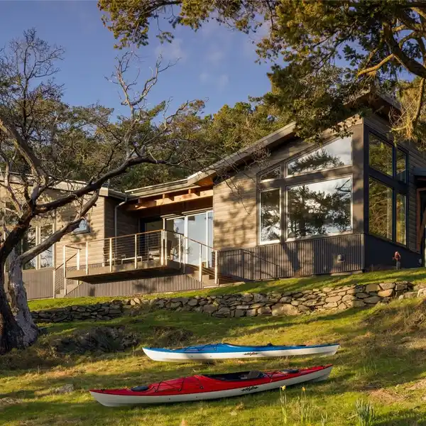 THE PERFECT WATERFRONT RETREAT