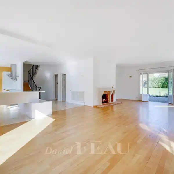 SPACIOUS HOME IN A GREEN GARDEN SETTING