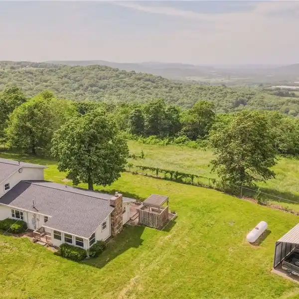EXPANSIVE HOBBY FARM