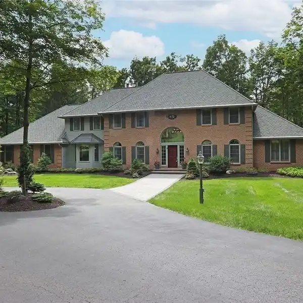 ELEGANT MALLARDS LANDING HOME ON 3.5 ACRES